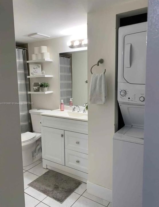 Под контрактом: $2,350 (2 спален, 2 ванн, 827 Квадратных фут)