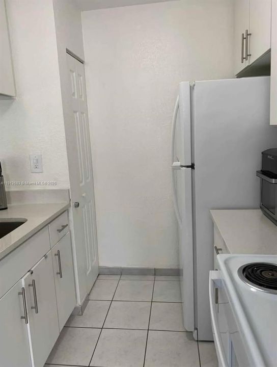 Под контрактом: $2,350 (2 спален, 2 ванн, 827 Квадратных фут)