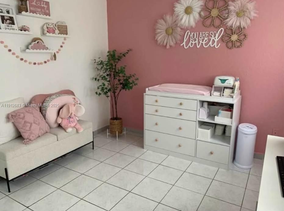 Под контрактом: $2,350 (2 спален, 2 ванн, 827 Квадратных фут)