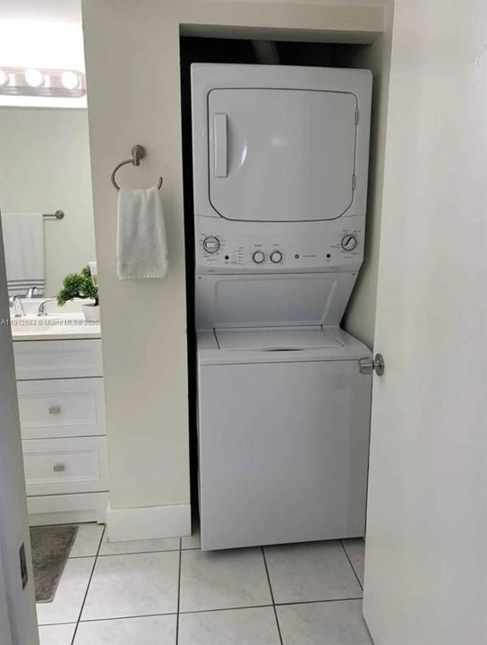 Под контрактом: $2,350 (2 спален, 2 ванн, 827 Квадратных фут)