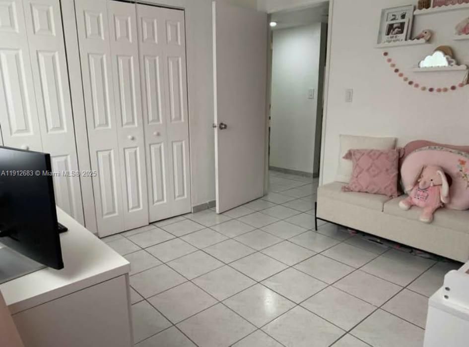 Под контрактом: $2,350 (2 спален, 2 ванн, 827 Квадратных фут)