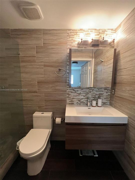 Active With Contract: $2,550 (2 beds, 2 baths, 910 Square Feet)