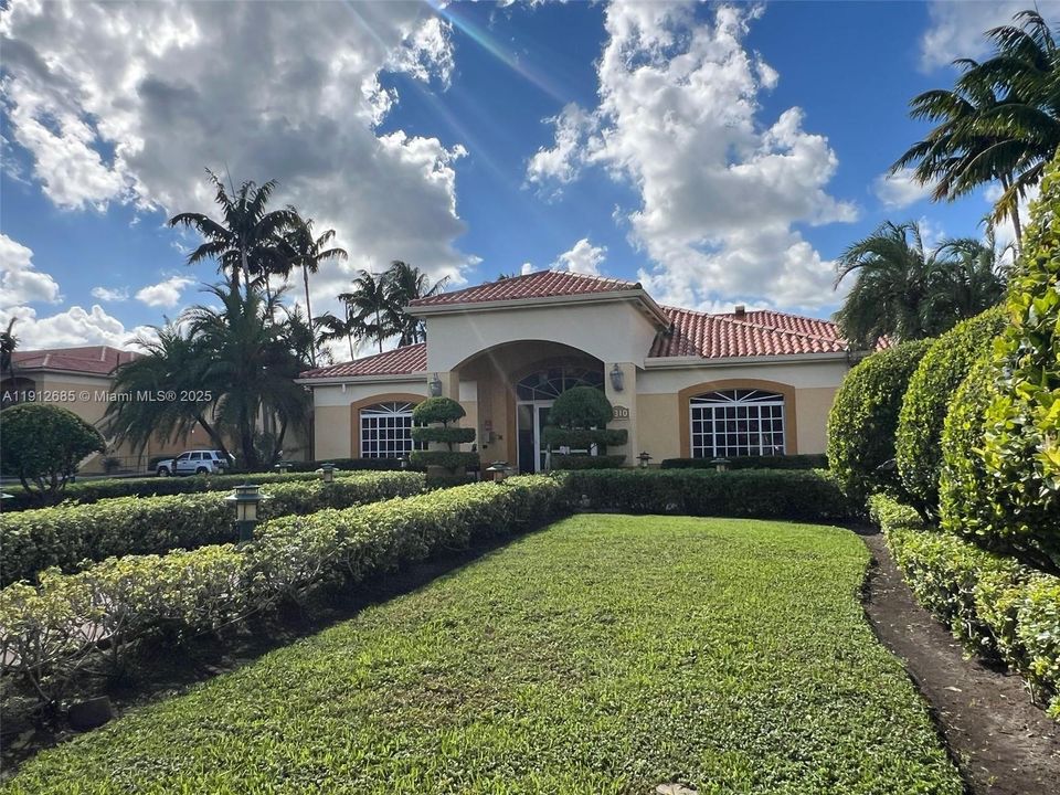 Active With Contract: $2,550 (2 beds, 2 baths, 910 Square Feet)