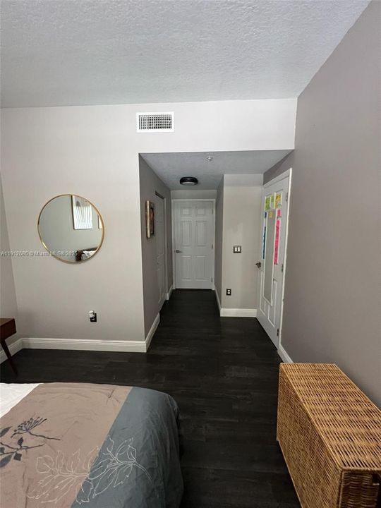 Active With Contract: $2,550 (2 beds, 2 baths, 910 Square Feet)