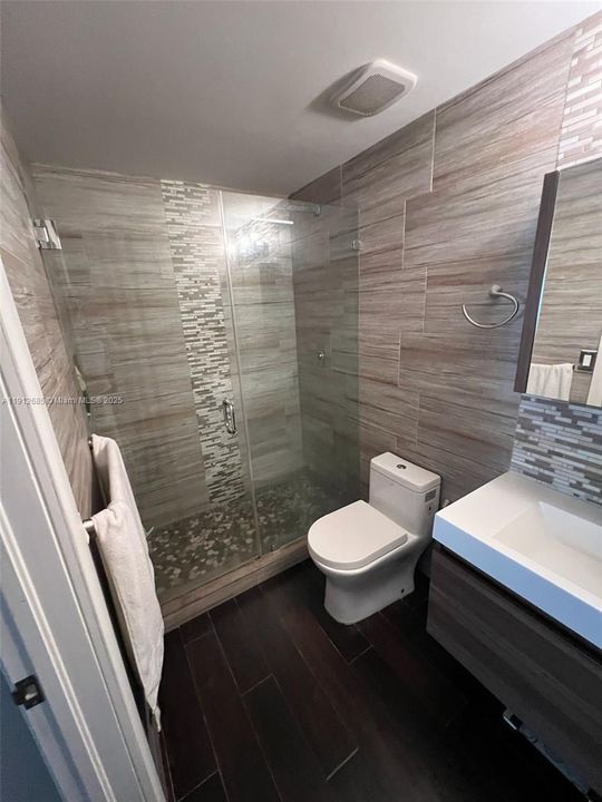 Active With Contract: $2,550 (2 beds, 2 baths, 910 Square Feet)