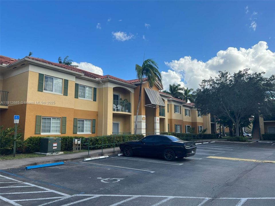 Active With Contract: $2,550 (2 beds, 2 baths, 910 Square Feet)