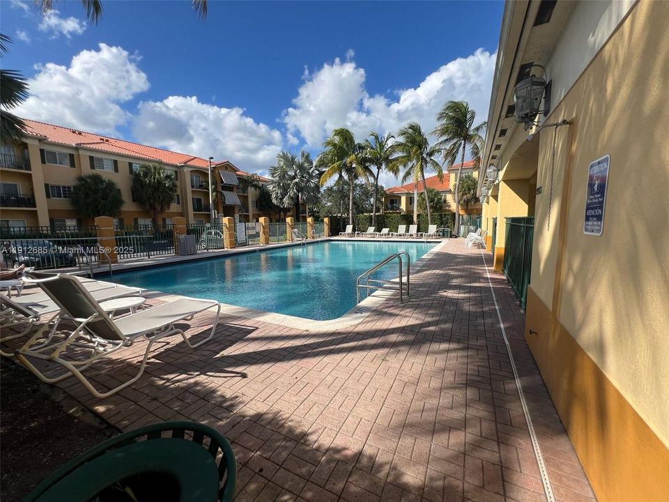 Active With Contract: $2,550 (2 beds, 2 baths, 910 Square Feet)