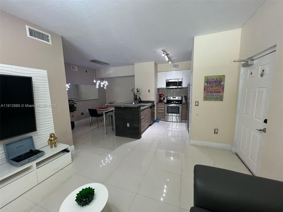 Active With Contract: $2,550 (2 beds, 2 baths, 910 Square Feet)