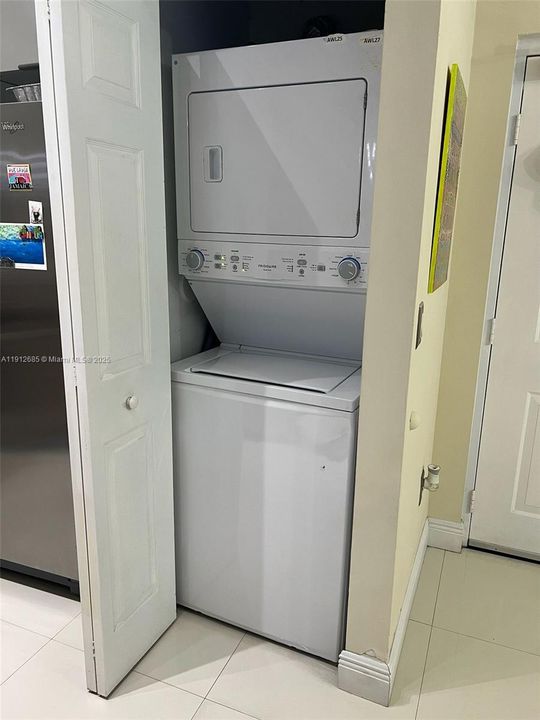 Active With Contract: $2,550 (2 beds, 2 baths, 910 Square Feet)