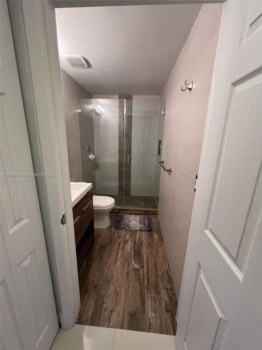 Active With Contract: $2,550 (2 beds, 2 baths, 910 Square Feet)