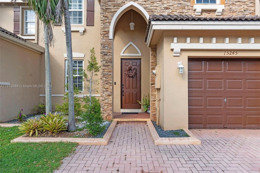 出租: $3,700 (4 贝兹, 2 浴室, 1989 平方英尺)