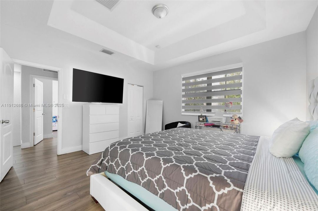 出租: $3,700 (4 贝兹, 2 浴室, 1989 平方英尺)