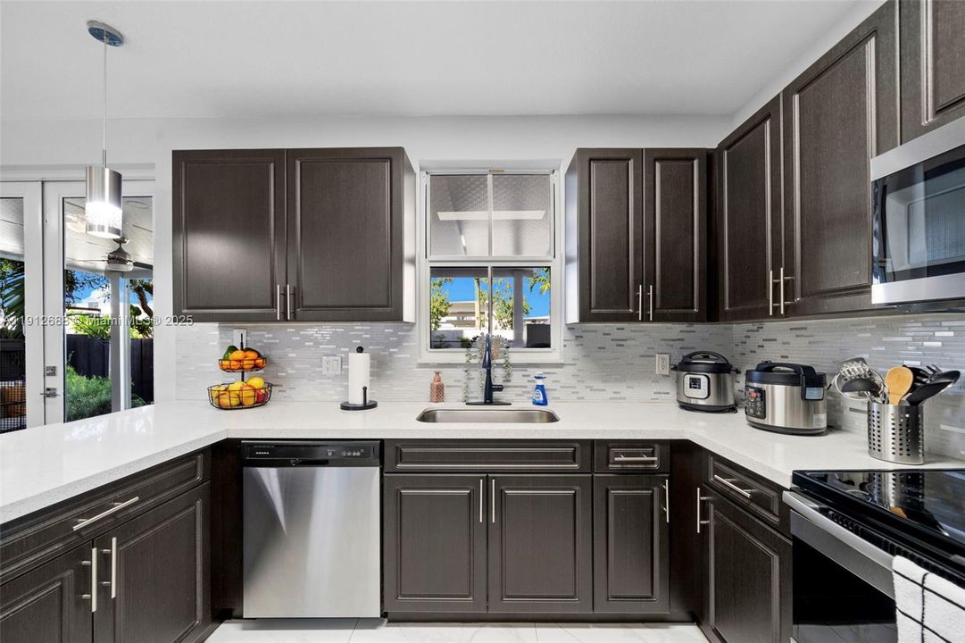 出租: $3,700 (4 贝兹, 2 浴室, 1989 平方英尺)