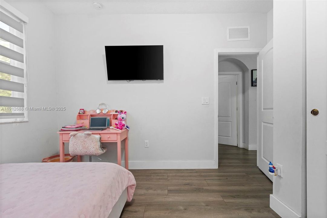 出租: $3,700 (4 贝兹, 2 浴室, 1989 平方英尺)