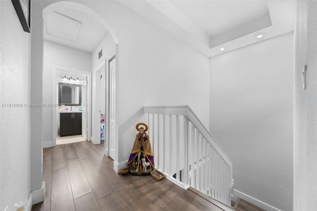 出租: $3,700 (4 贝兹, 2 浴室, 1989 平方英尺)