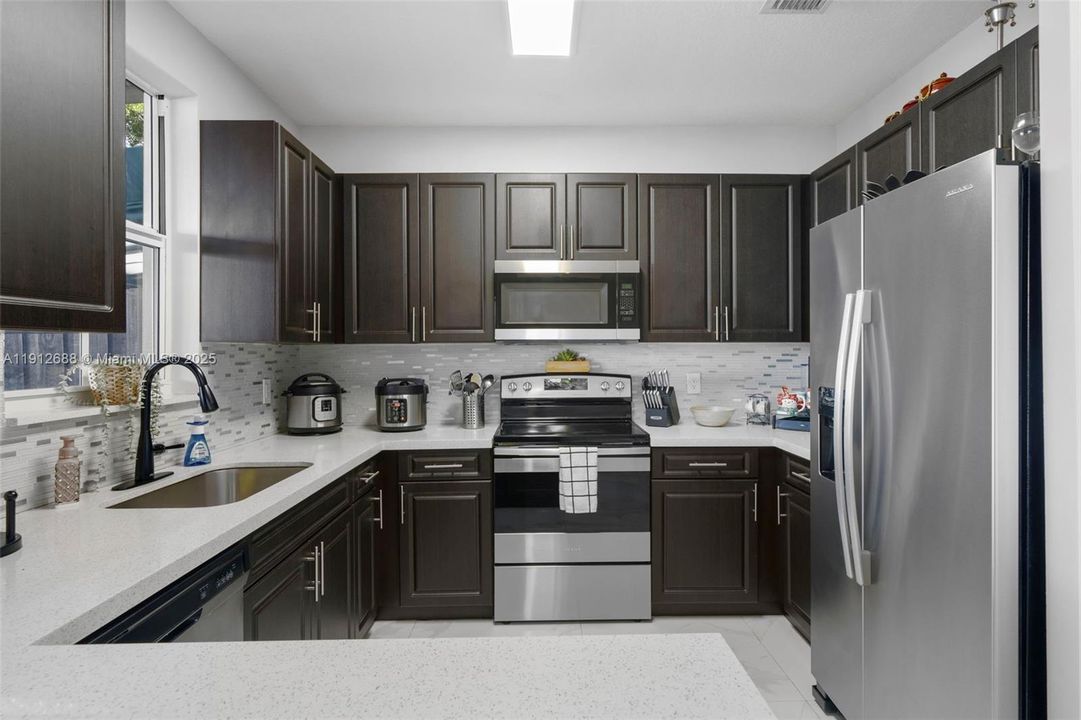 出租: $3,700 (4 贝兹, 2 浴室, 1989 平方英尺)