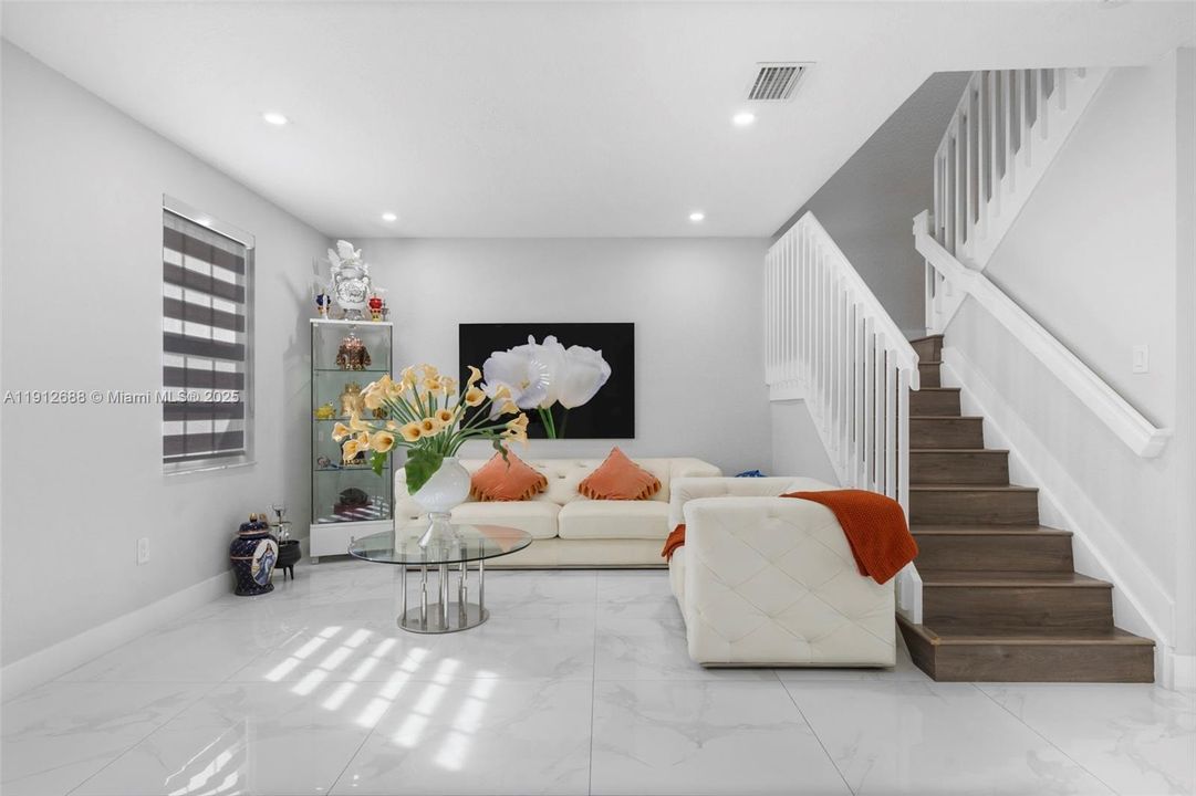 出租: $3,700 (4 贝兹, 2 浴室, 1989 平方英尺)