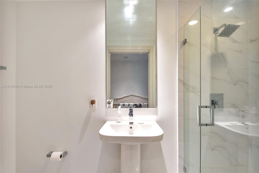 For Rent: $4,300 (1 beds, 2 baths, 849 Square Feet)