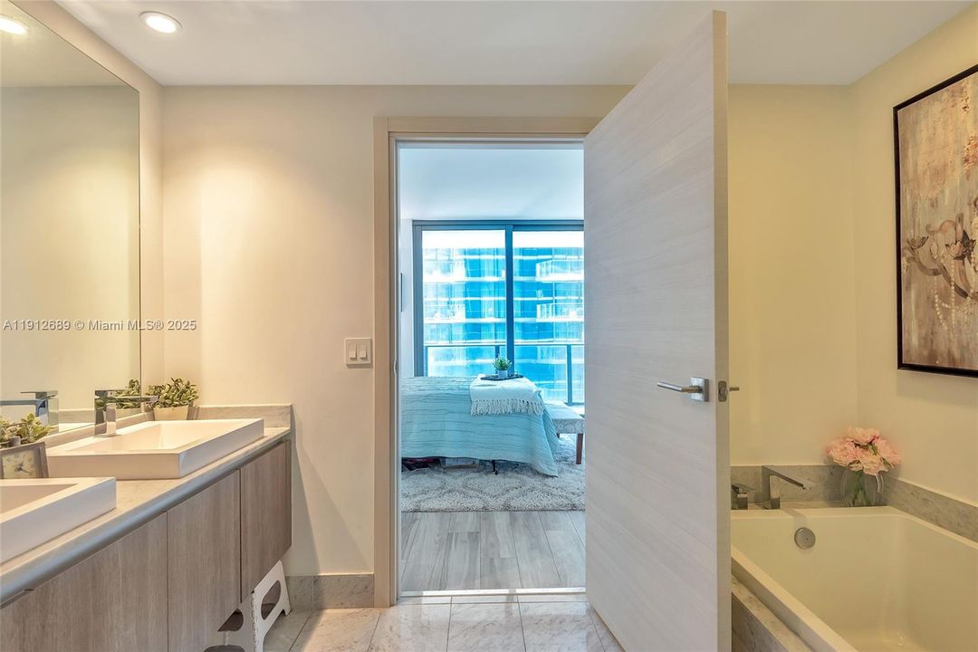 For Rent: $4,300 (1 beds, 2 baths, 849 Square Feet)