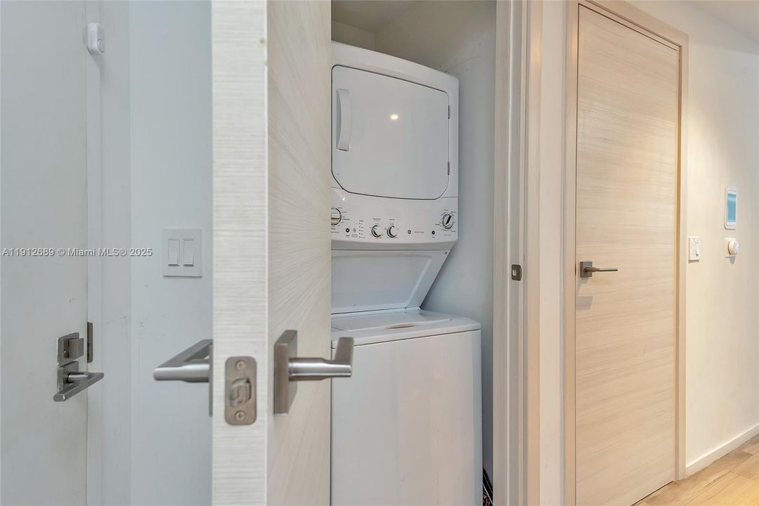 For Rent: $4,300 (1 beds, 2 baths, 849 Square Feet)