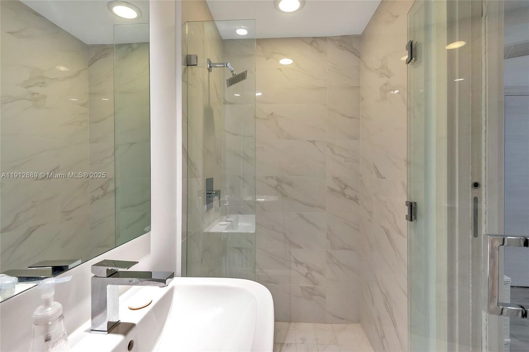 For Rent: $4,300 (1 beds, 2 baths, 849 Square Feet)