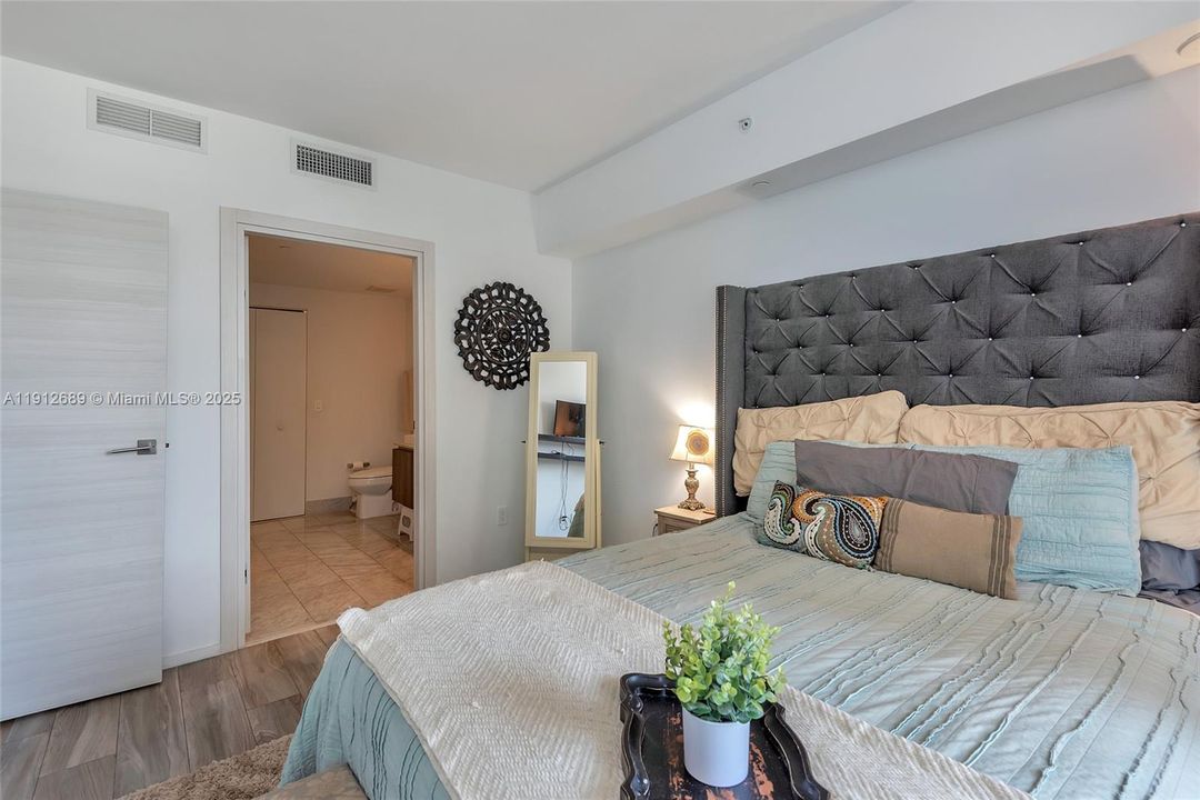 For Rent: $4,300 (1 beds, 2 baths, 849 Square Feet)