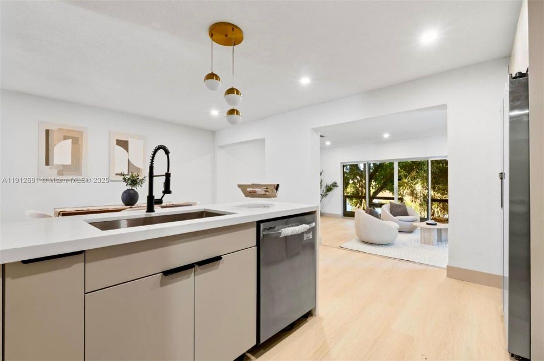 На продажу: $658,500 (4 спален, 2 ванн, 2346 Квадратных фут)