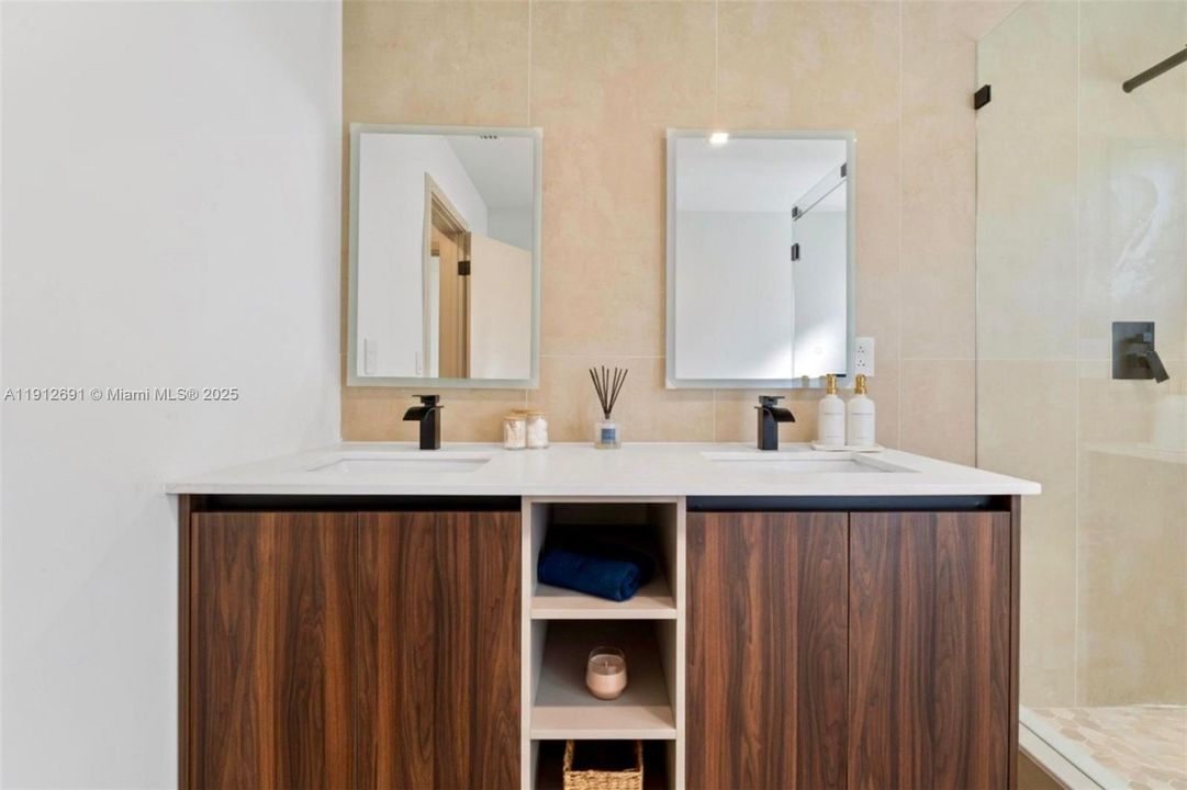 На продажу: $658,500 (4 спален, 2 ванн, 2346 Квадратных фут)