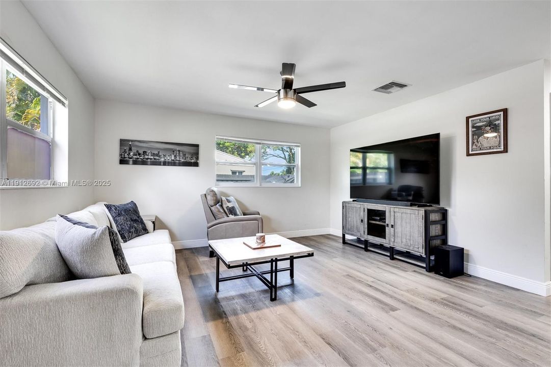 Под контрактом: $450,000 (3 спален, 2 ванн, 918 Квадратных фут)