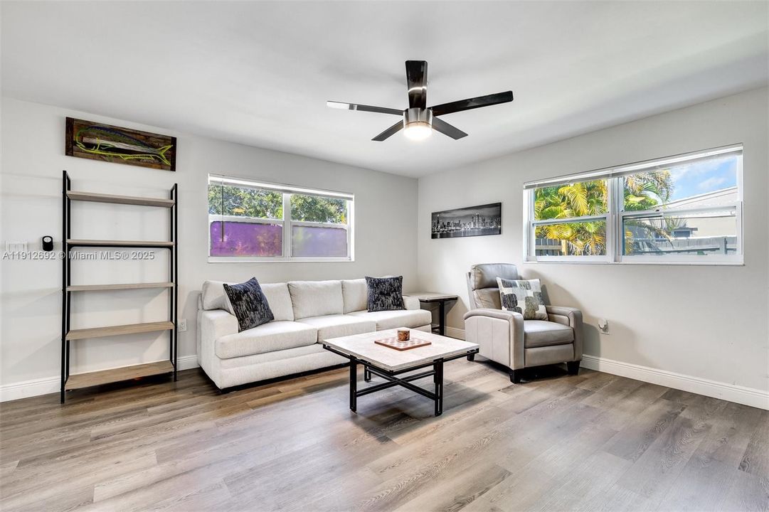 Под контрактом: $450,000 (3 спален, 2 ванн, 918 Квадратных фут)