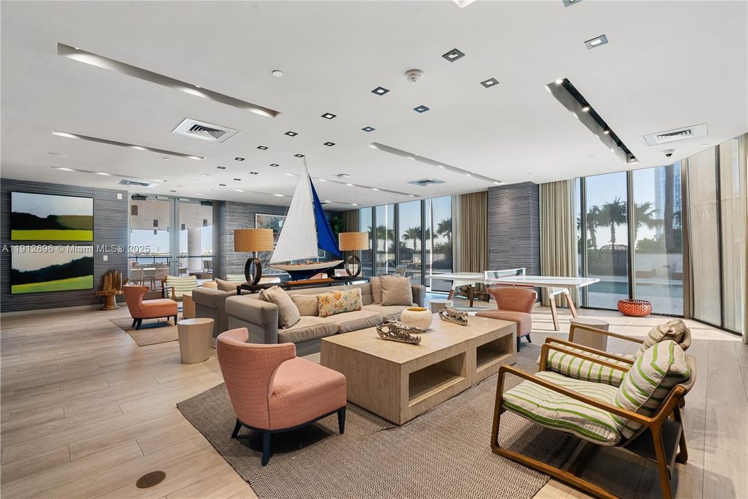 Recently Rented: $4,999 (1 beds, 2 baths, 944 Square Feet)