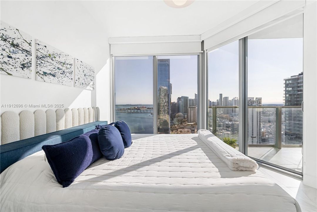 Recently Rented: $4,999 (1 beds, 2 baths, 944 Square Feet)