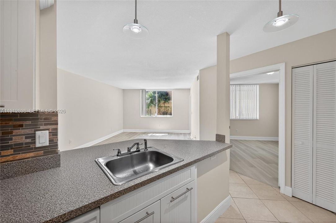 В аренду: $1,900 (2 спален, 1 ванн, 1035 Квадратных фут)