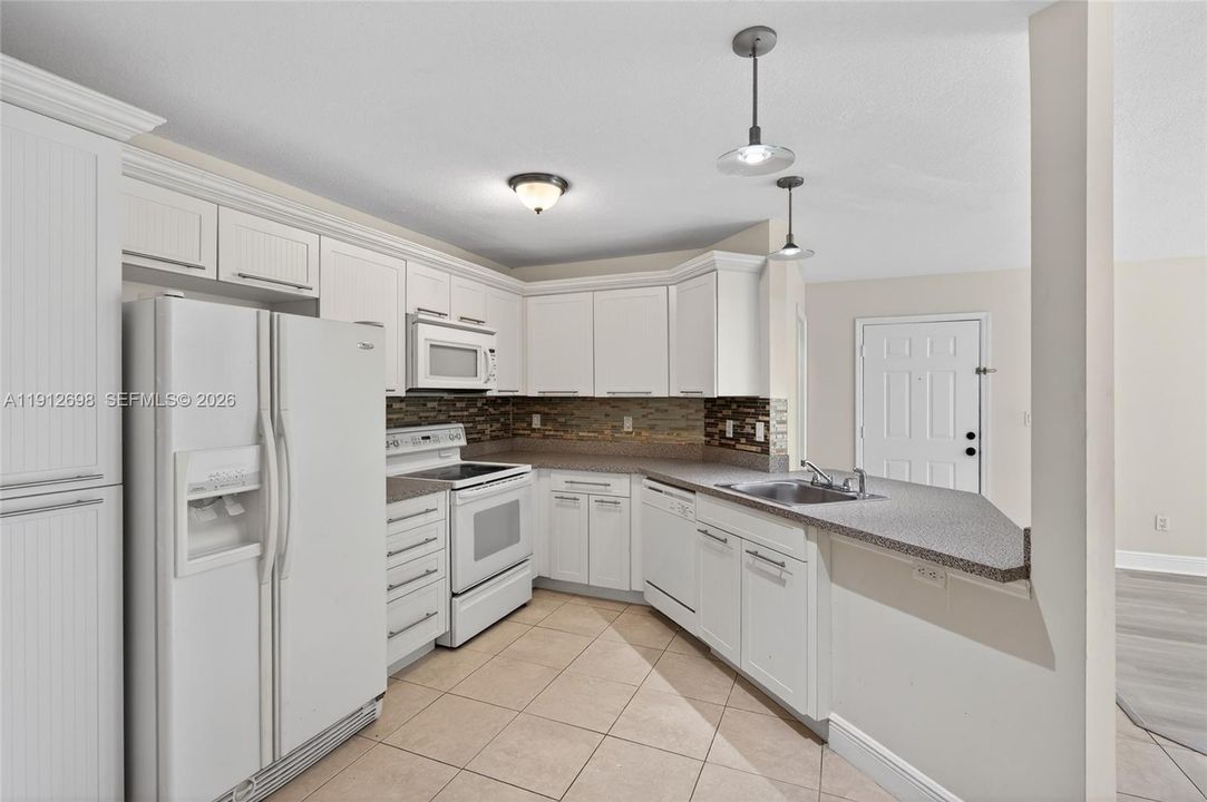 В аренду: $1,900 (2 спален, 1 ванн, 1035 Квадратных фут)