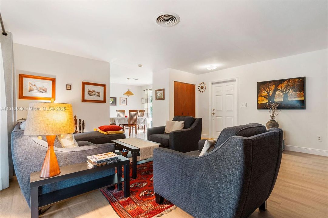 En Venta: $849,900 (3 camas, 2 baños, 1413 Pies cuadrados)