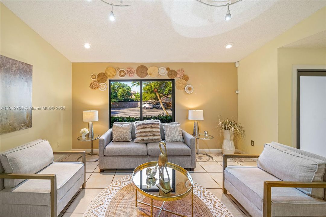 合同活跃: $823,500 (4 贝兹, 2 浴室, 0 平方英尺)