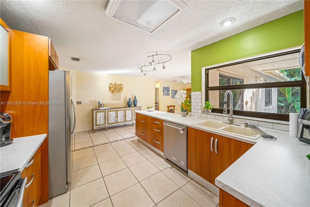 合同活跃: $823,500 (4 贝兹, 2 浴室, 0 平方英尺)