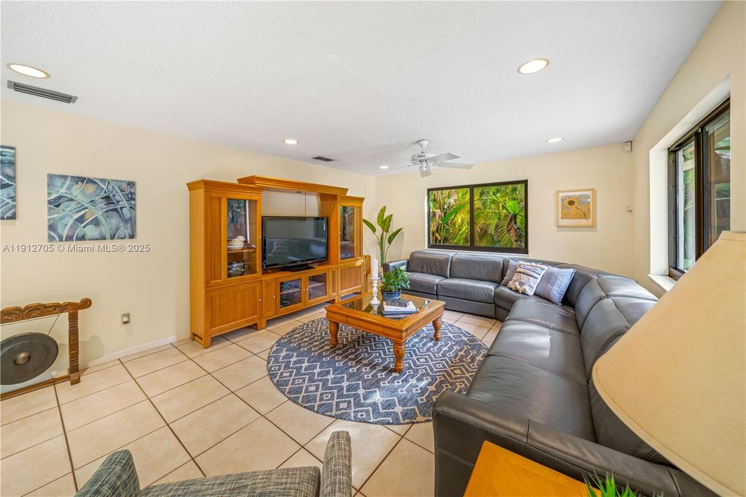 合同活跃: $823,500 (4 贝兹, 2 浴室, 0 平方英尺)