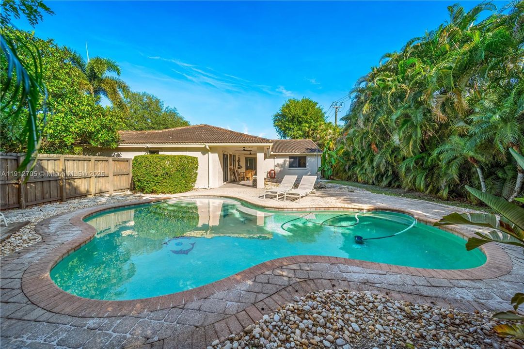 合同活跃: $823,500 (4 贝兹, 2 浴室, 0 平方英尺)