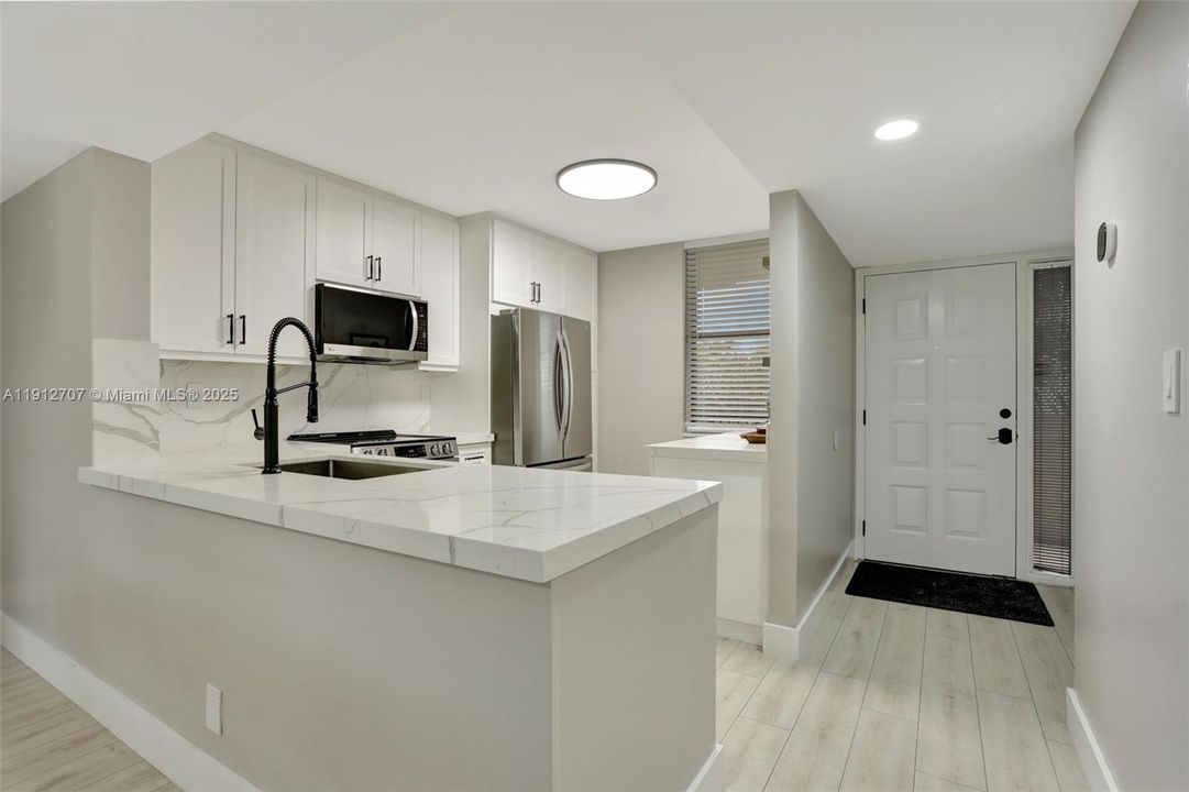 Под контрактом: $270,000 (2 спален, 2 ванн, 1300 Квадратных фут)