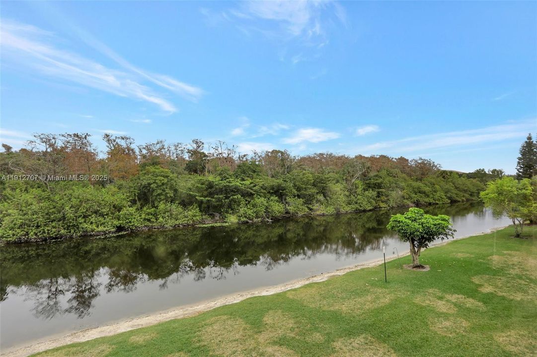 Под контрактом: $270,000 (2 спален, 2 ванн, 1300 Квадратных фут)