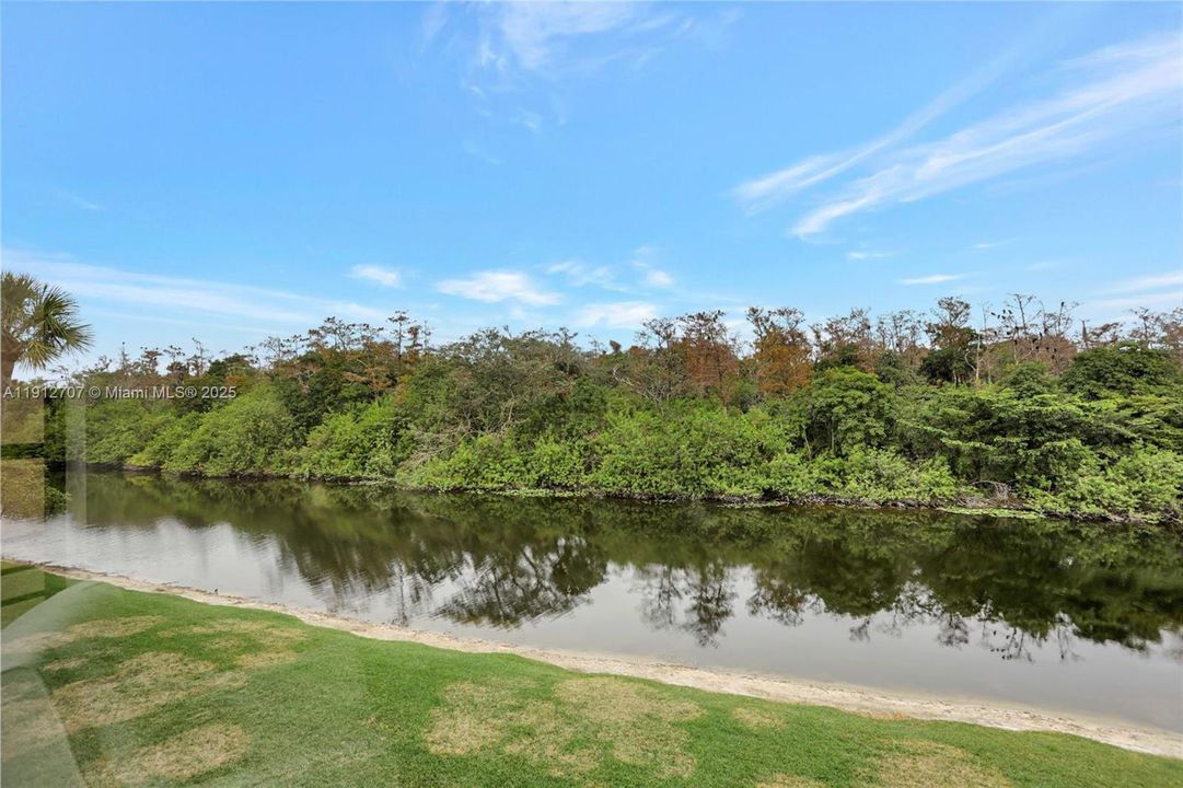 Под контрактом: $270,000 (2 спален, 2 ванн, 1300 Квадратных фут)