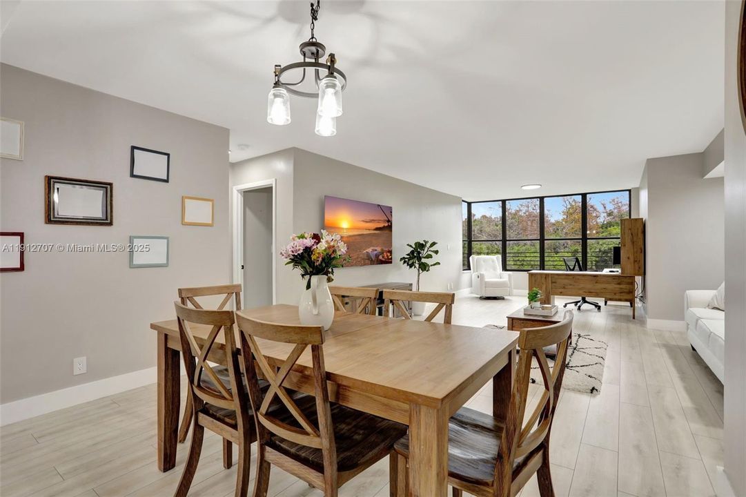 Под контрактом: $270,000 (2 спален, 2 ванн, 1300 Квадратных фут)