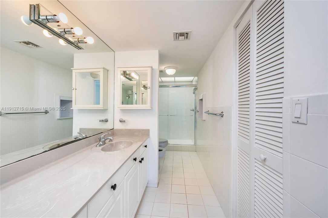 For Sale: $620,000 (1 beds, 1 baths, 972 Square Feet)