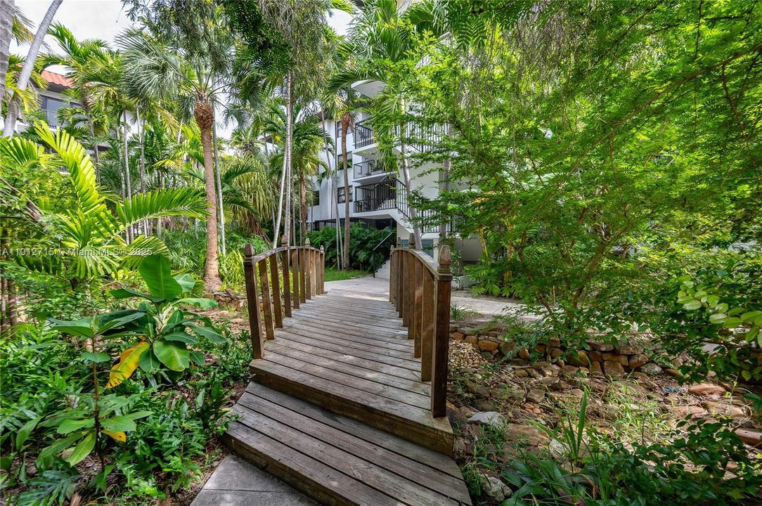 For Sale: $620,000 (1 beds, 1 baths, 972 Square Feet)