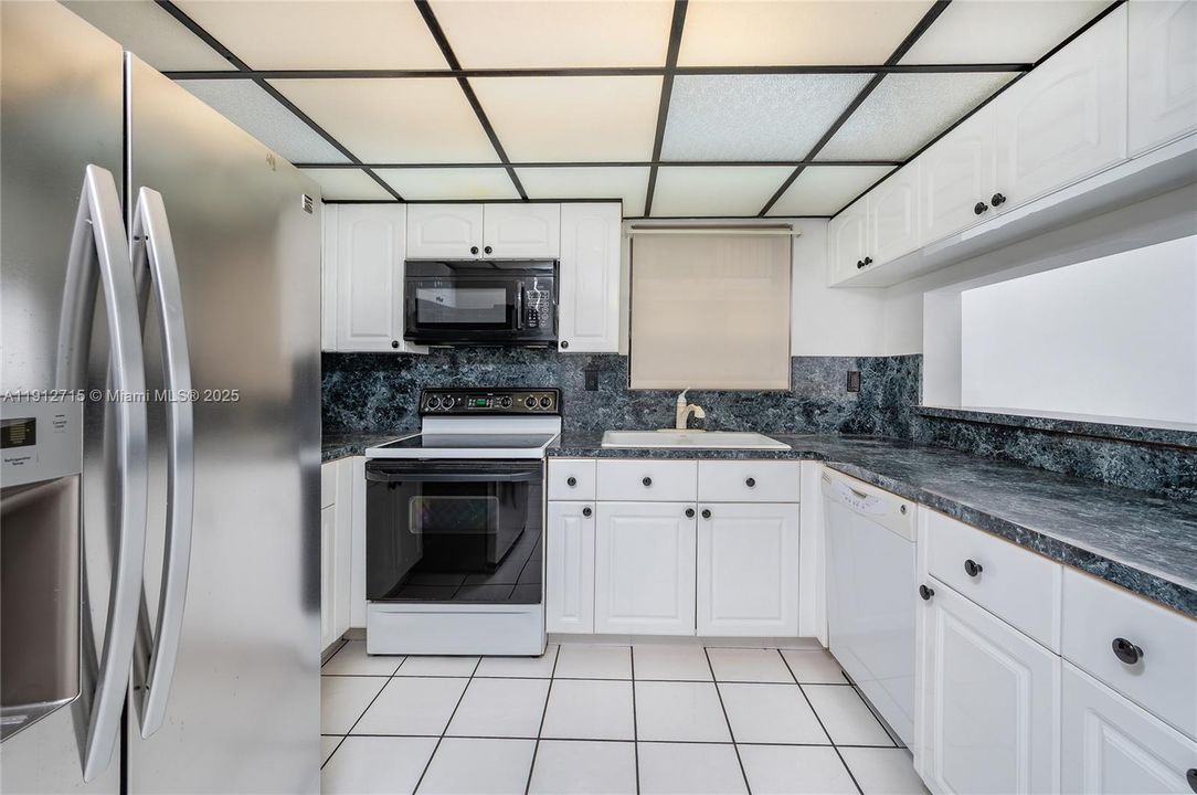 For Sale: $620,000 (1 beds, 1 baths, 972 Square Feet)