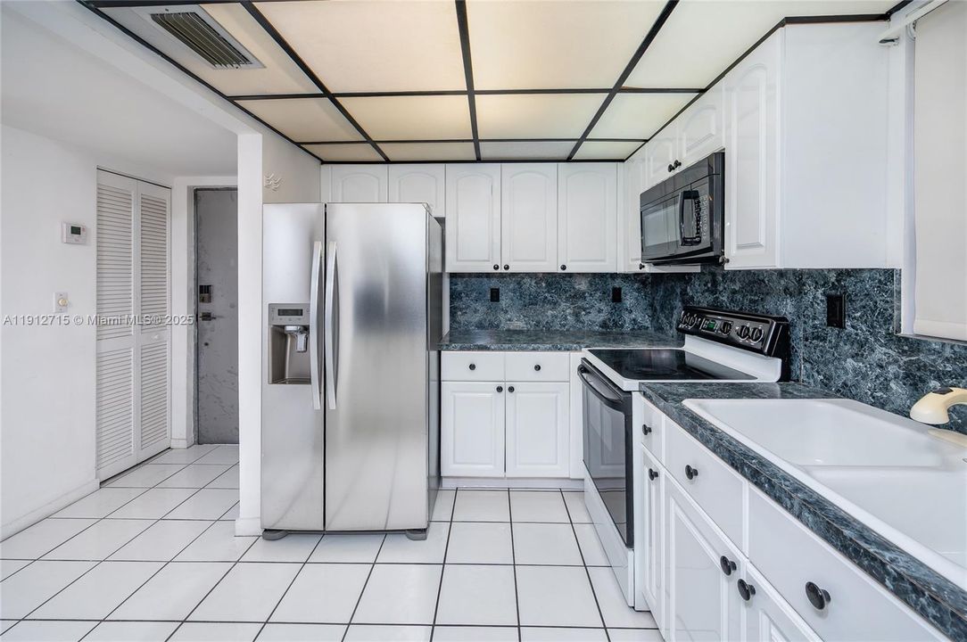 For Sale: $620,000 (1 beds, 1 baths, 972 Square Feet)