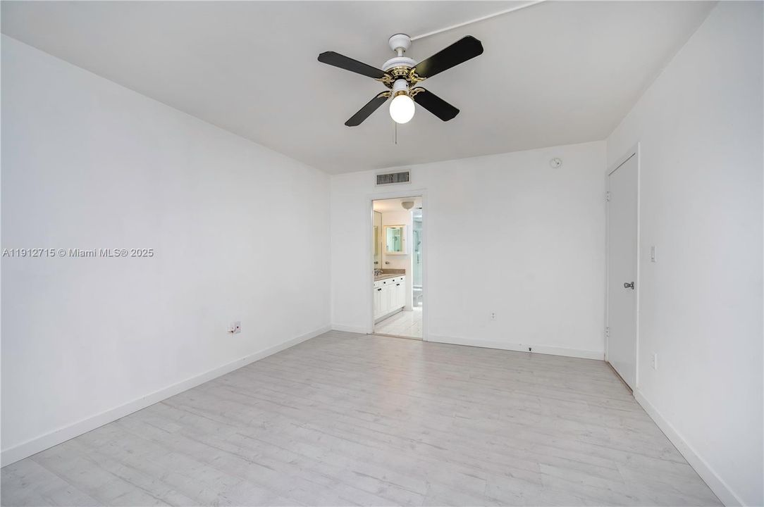 For Sale: $620,000 (1 beds, 1 baths, 972 Square Feet)