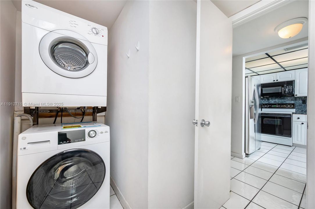 For Sale: $620,000 (1 beds, 1 baths, 972 Square Feet)