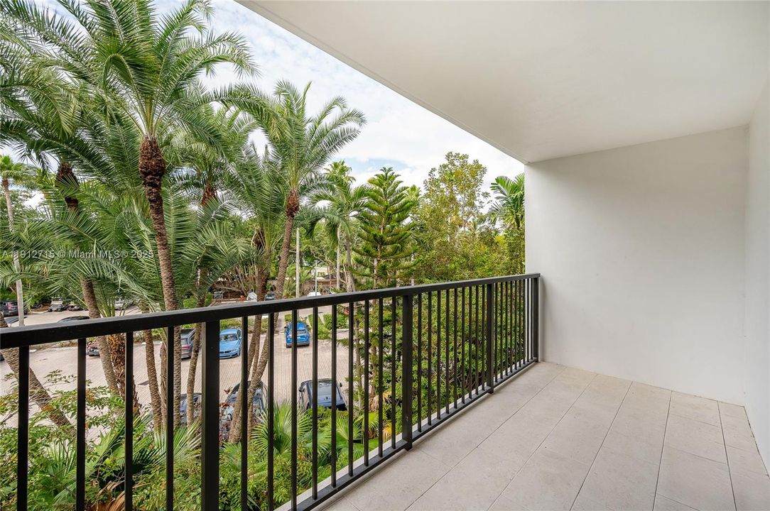 For Sale: $620,000 (1 beds, 1 baths, 972 Square Feet)